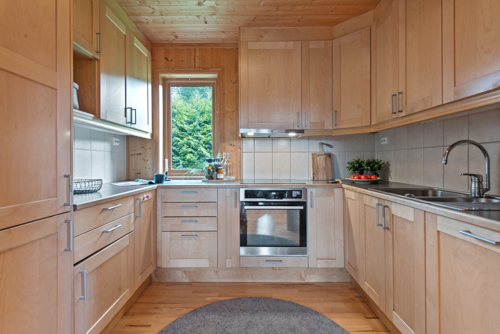 Kjøkkenet har lsminert skrog med profilerte fronter og laminert benkeplate. Galleribilde