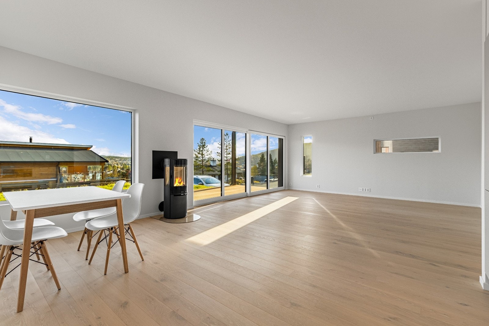 Det er varme i gulvet, og det er installert en peisovn type Aduro 22.5 Lux. Galleribilde