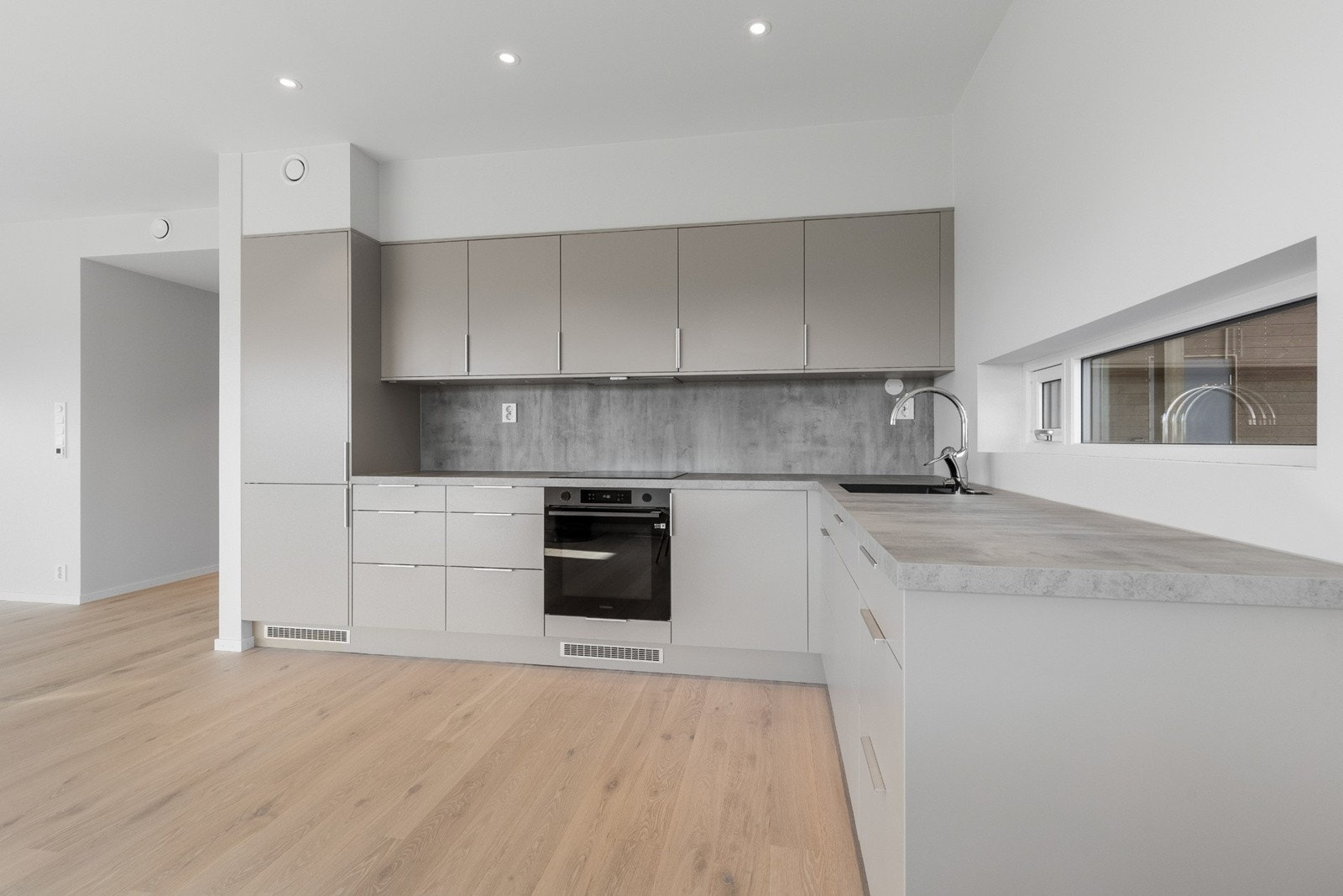 Kjøkkenet har integrerte hvitevarer. Galleribilde