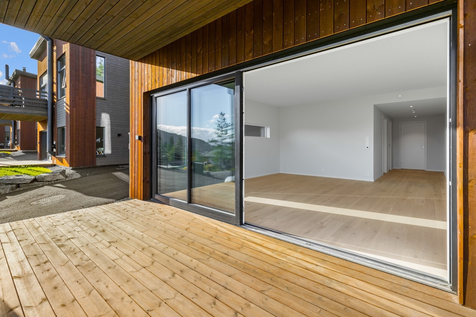 I sommerhalvåret fungerer markterrassen som en forlengelse av stuen. Her kan man gjerne invitere venner og familie på grillfester eller andre sosiale sammenkomster. Galleribilde