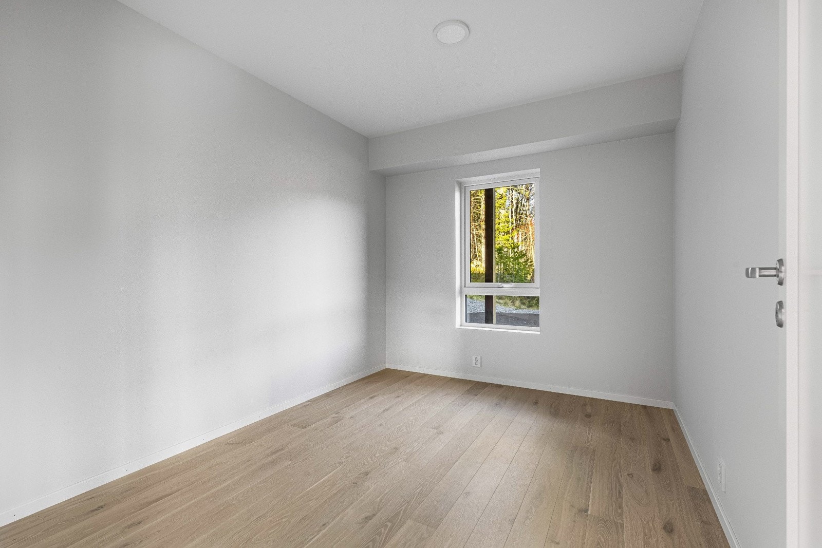 Om ønskelig kan et av soverommene disponeres som ekstra stue, hjemmekontor, treningsrom eller hva enn en måtte ønske. Galleribilde