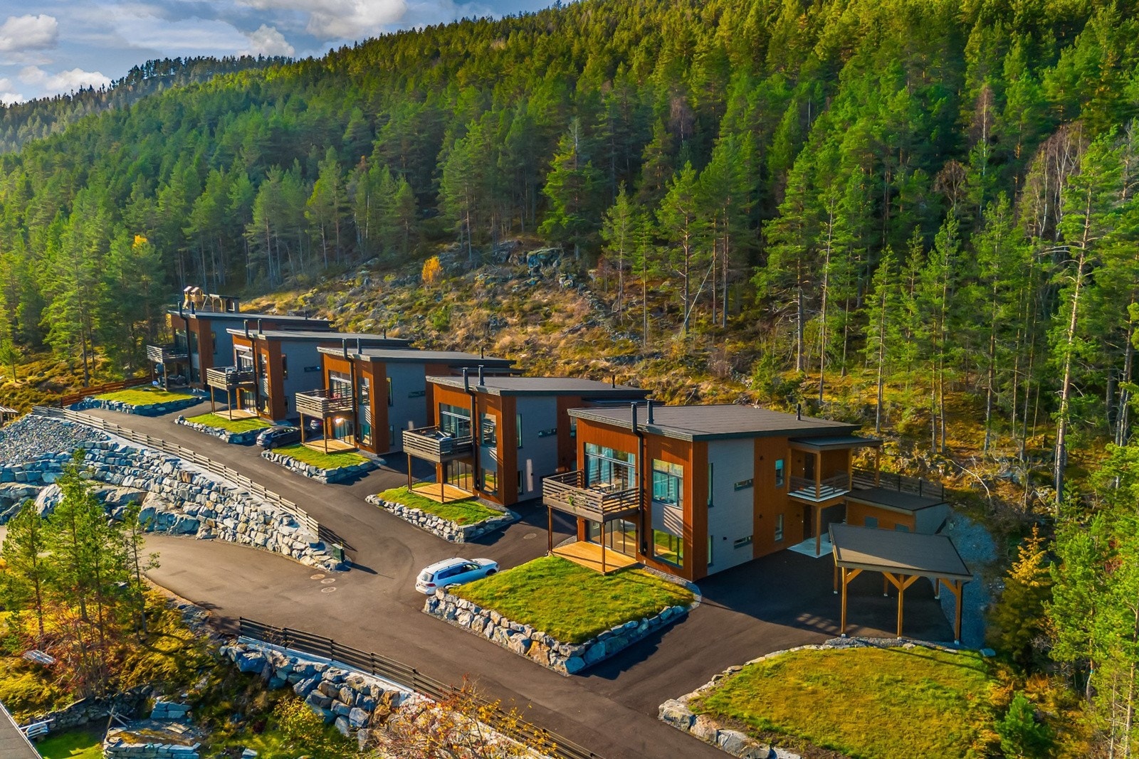 Det er etablert grønne overflater mellom og rundt byggene kombinert med granittgrus. Galleribilde