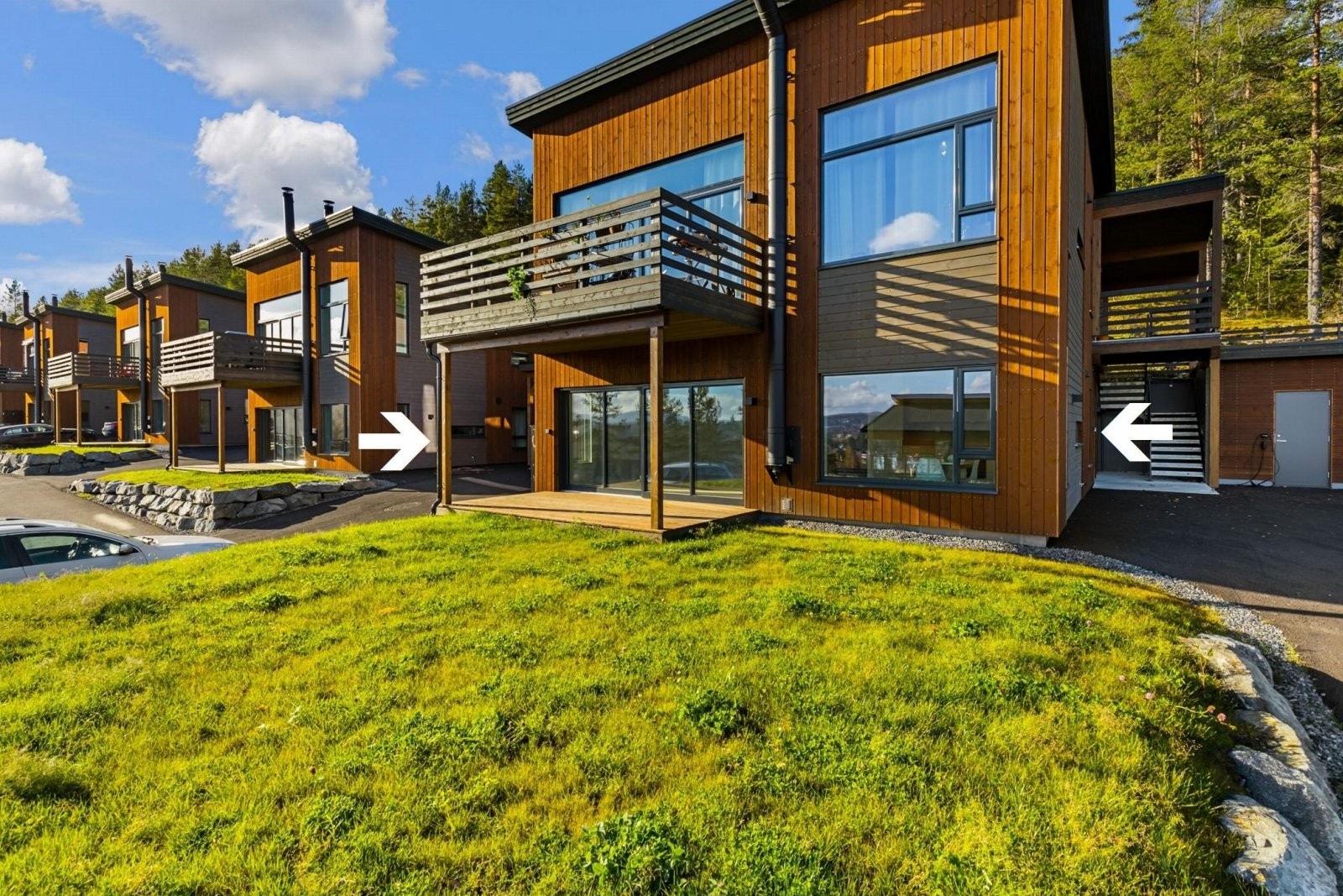 Boligen ligger i flotte omgivelser i Skavanger i Kongsberg kommune. Beliggenheten er upåklagelig - rett ved marka samtidig som det er kort gangavstand til barneskole, idrettsanlegg, buss og butikk Galleribilde