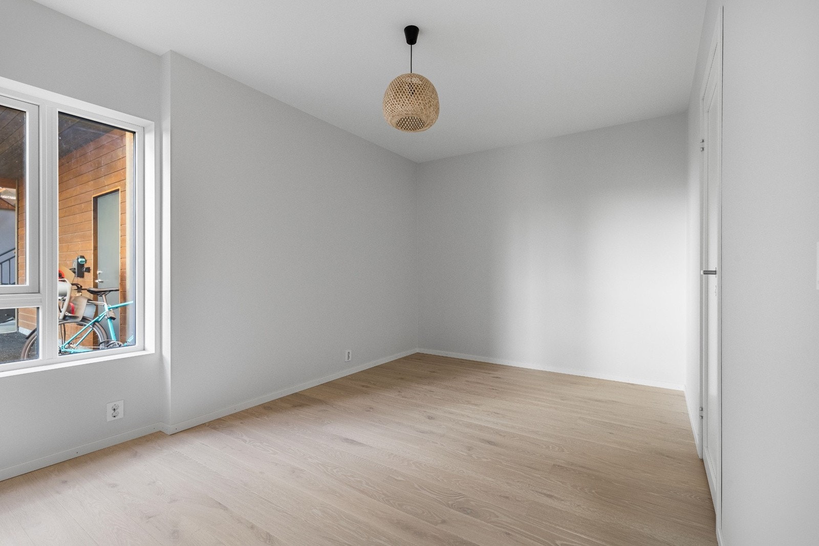 Soverommene har parkettgulv, lysmalte vegger og god plass for seng med nattbord og annen møblement. Galleribilde