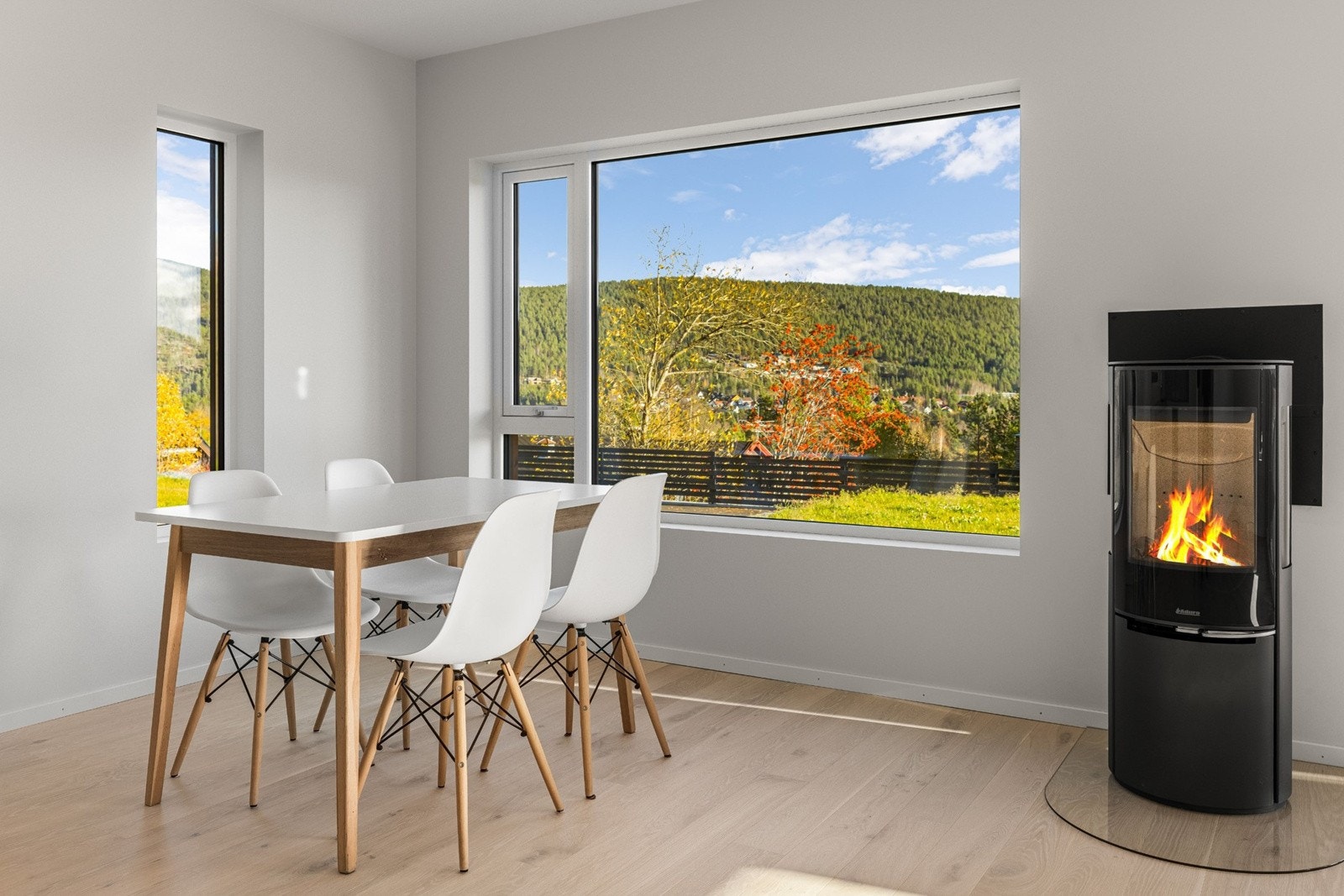 Varme og lune kvelder sikrer av en peisovn med et stort flammebilde. Galleribilde