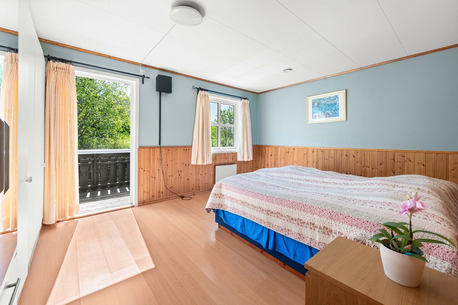 Det ene soverommet har utgang til egen veranda. Galleribilde