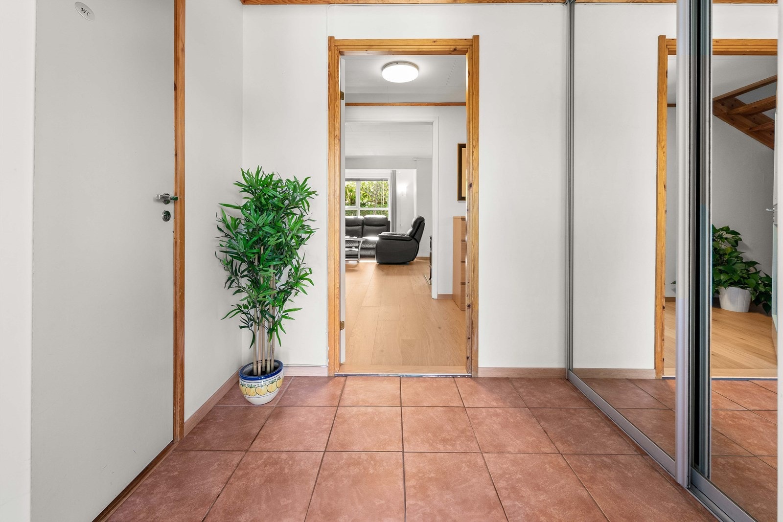 Du ønskes velkommen inn i en romslig entré med skyvedørsgarderobe. Galleribilde