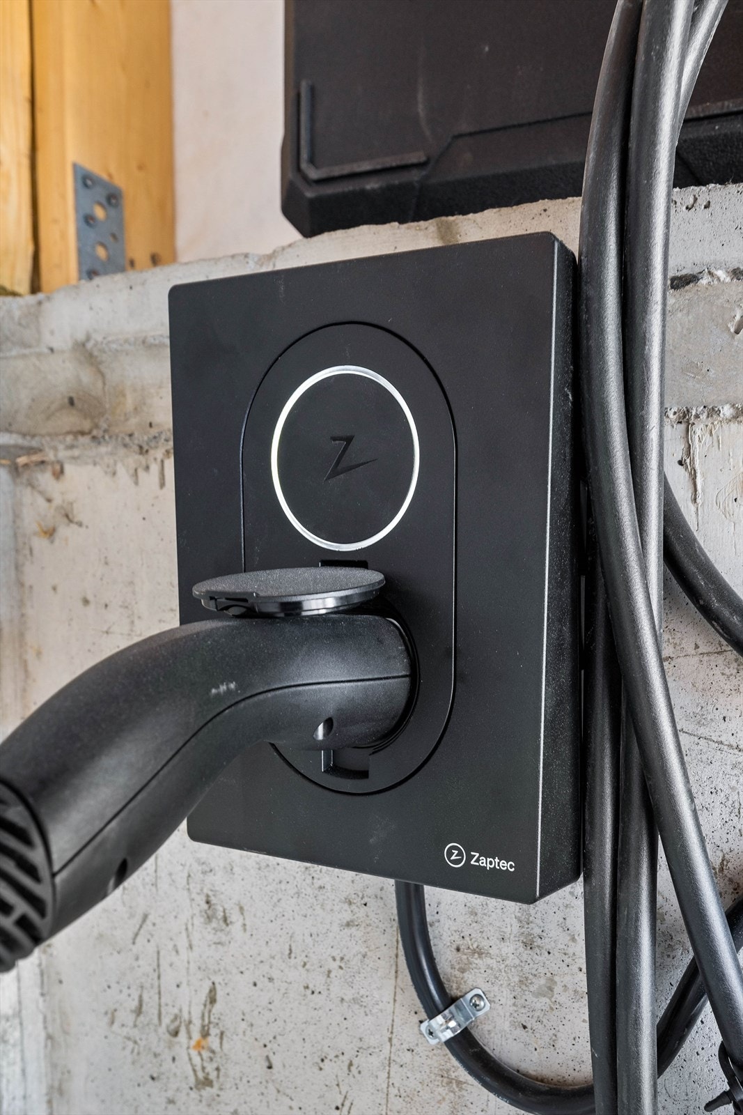 Det er installert lader for elbil i garasjen. Galleribilde