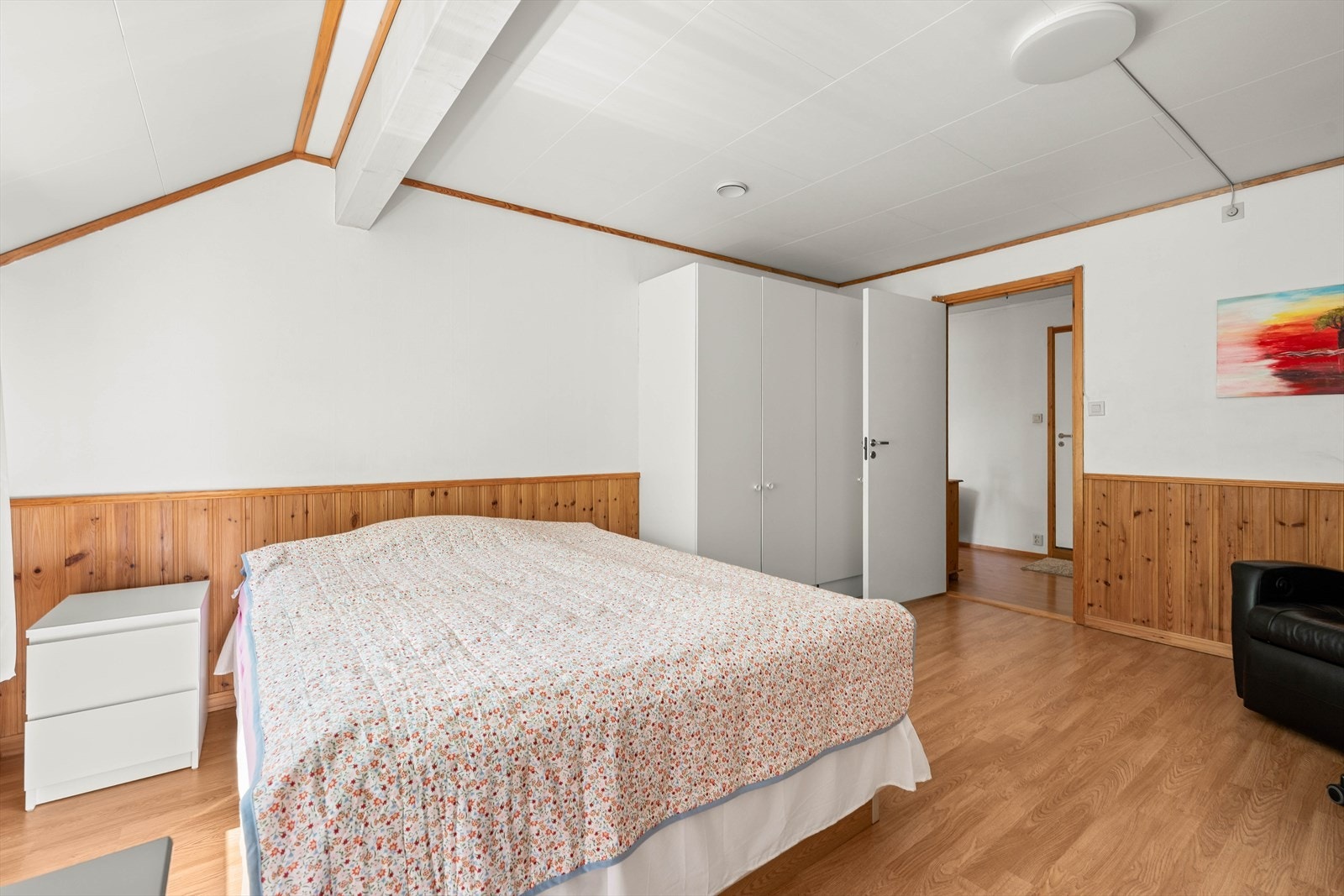 Soverommene er av god størrelse med plass til stor seng og annet møblement av eget ønske. Galleribilde