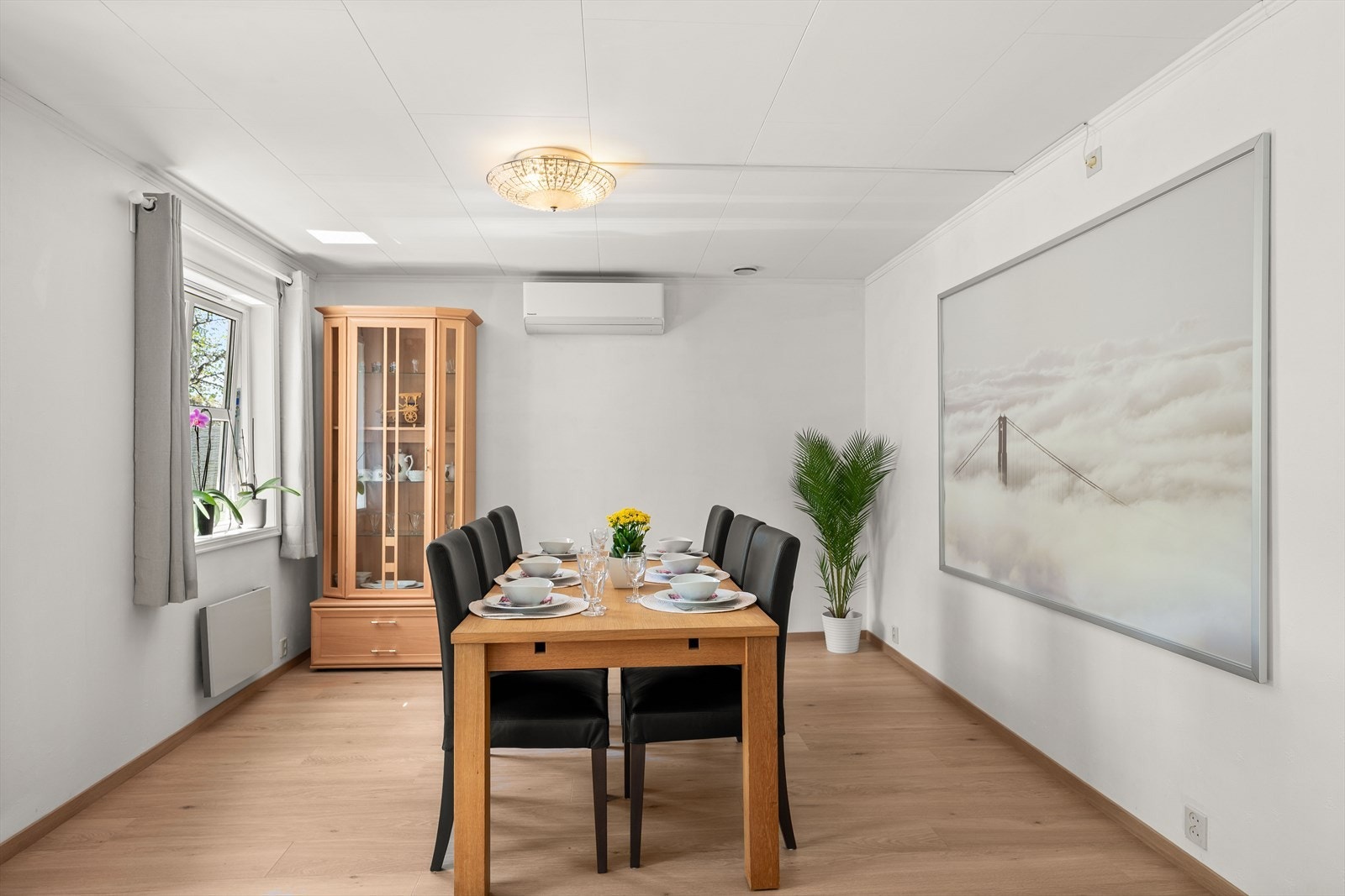 Med god plass til spisestue kan du invitere venner og familie til en hyggelig stund. Galleribilde