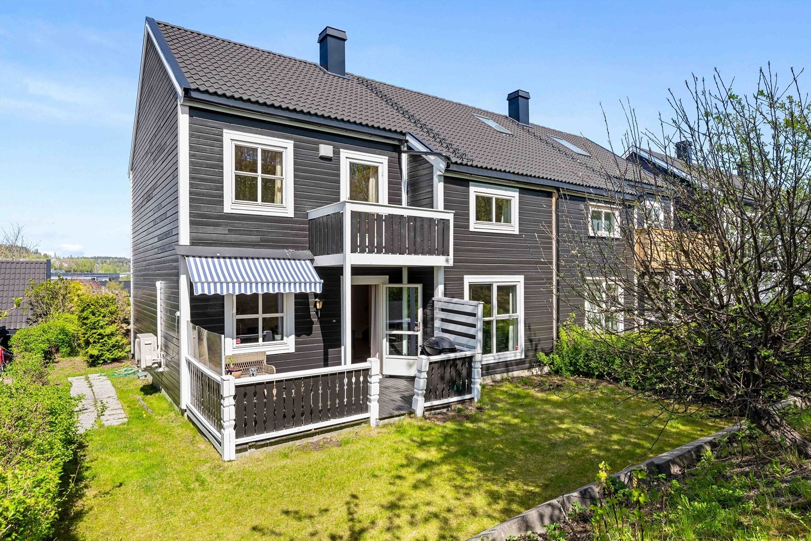 Boligen har et frodig, hyggelig og skjermet uteområde med hage, terrasse og fin beplantning. Galleribilde