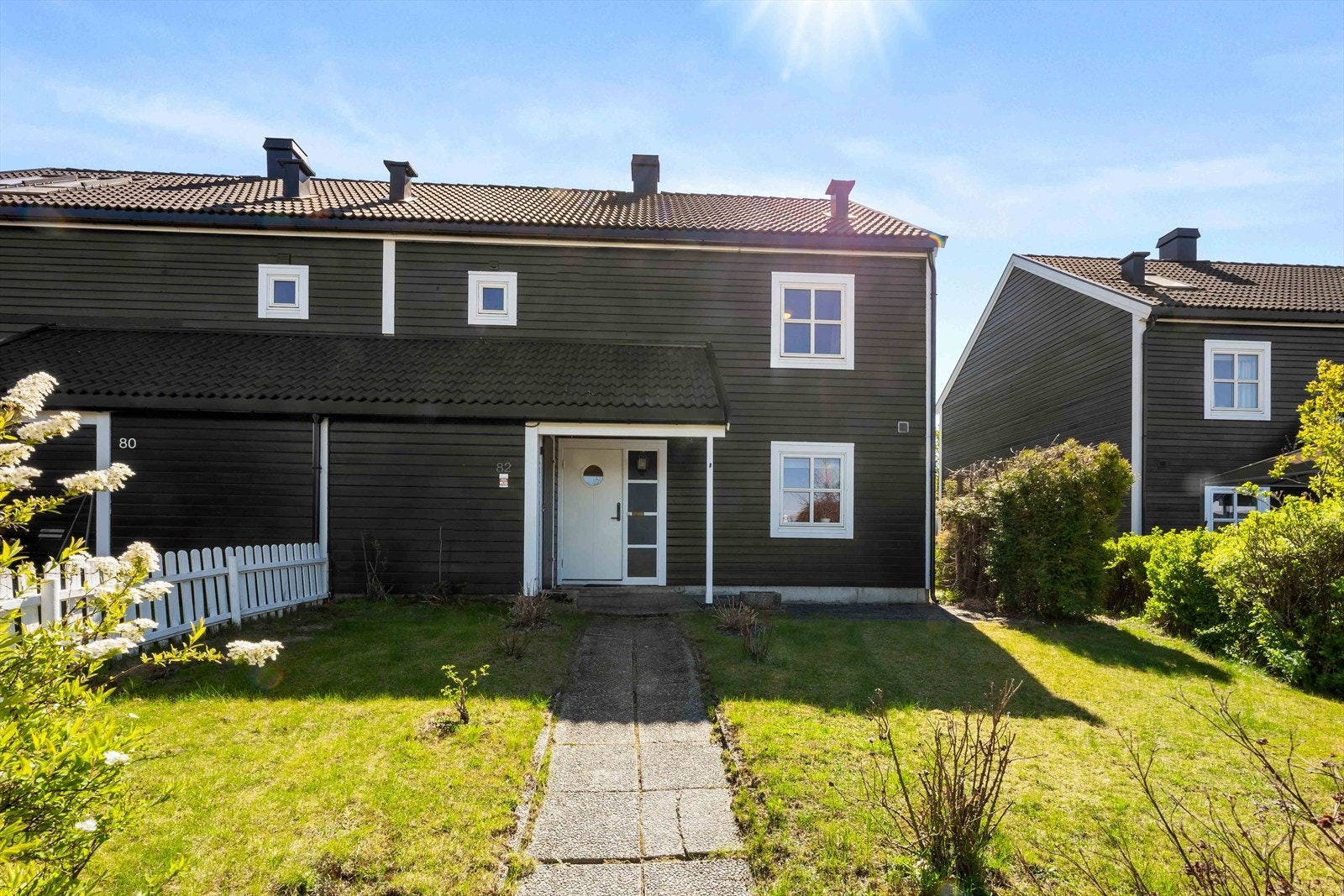 Det er også solrike uteområder i forkant av boligen. Galleribilde