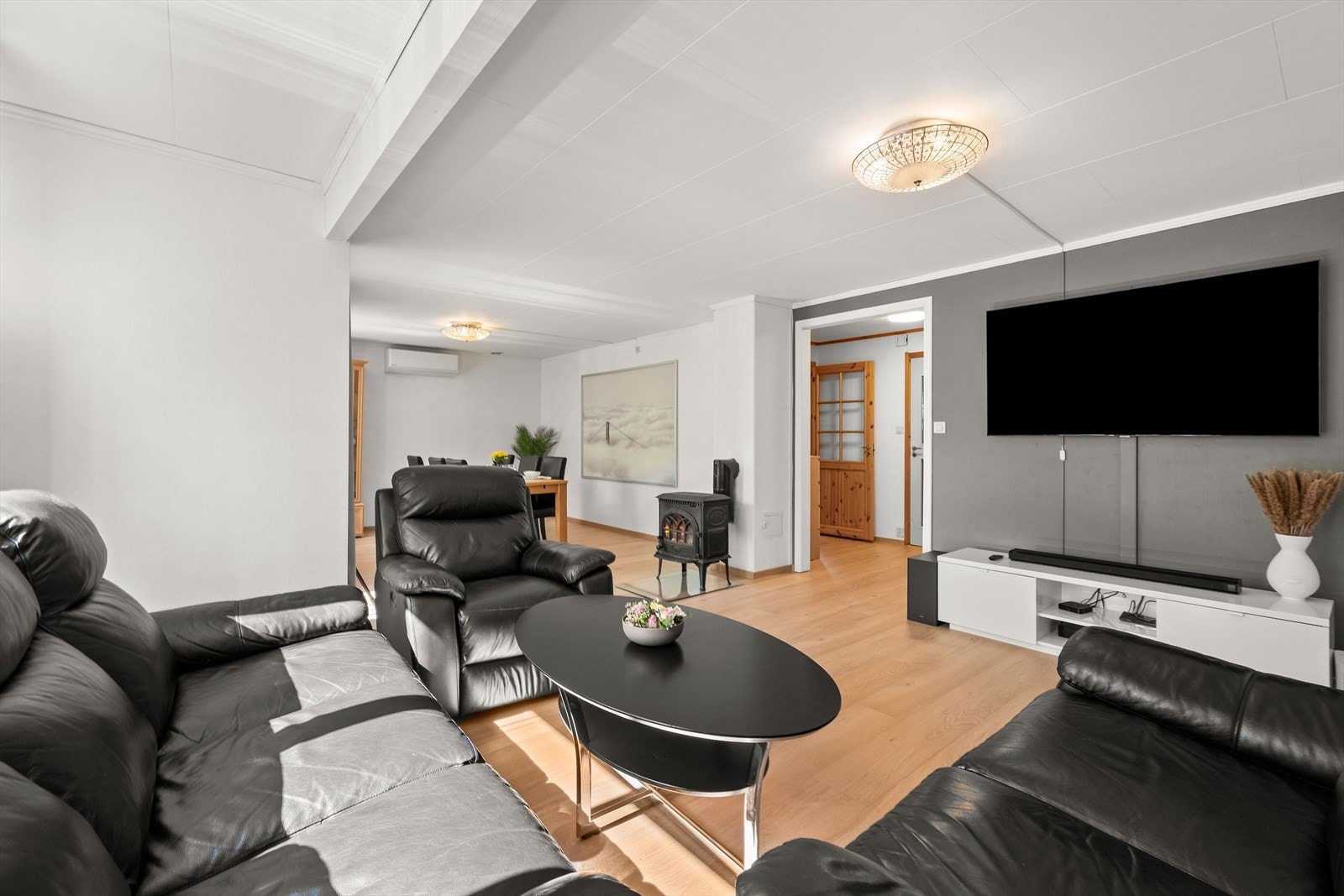 Det er god plass til en spisestue og en sofagruppe med tilhørende mediemøblement. Galleribilde