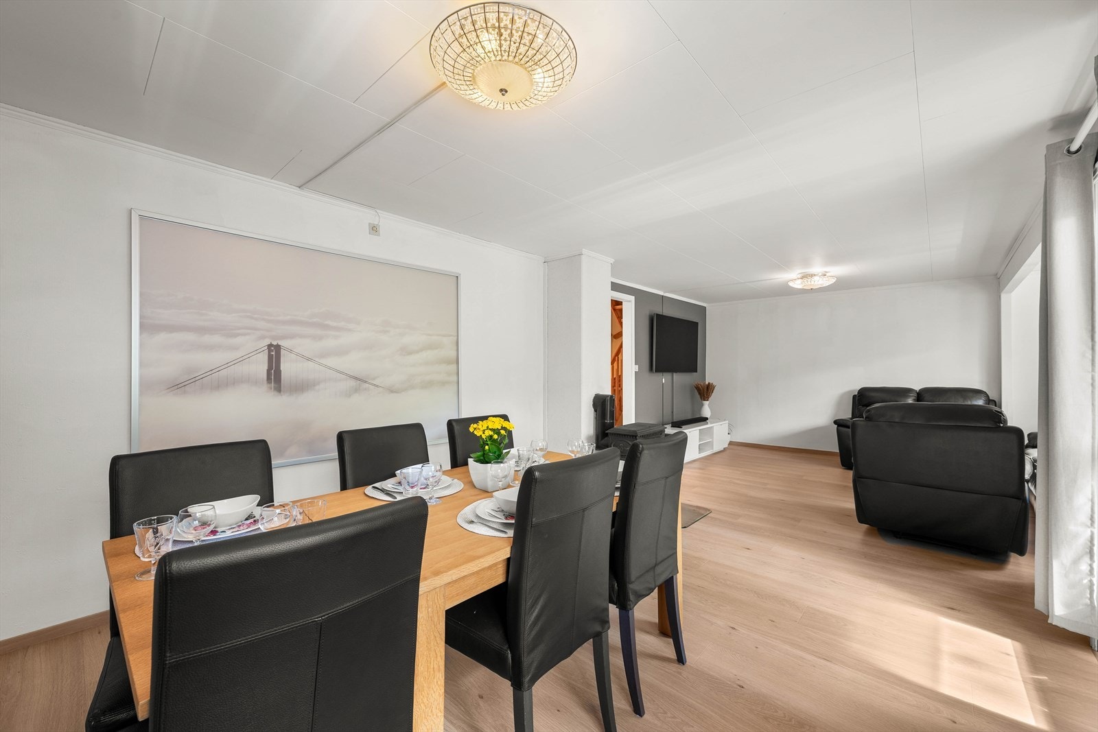 Stuen har mange vinduer som slipper inn rikelig med lys. Herfra er det også adkomst ut til terrassen og hagen. Galleribilde