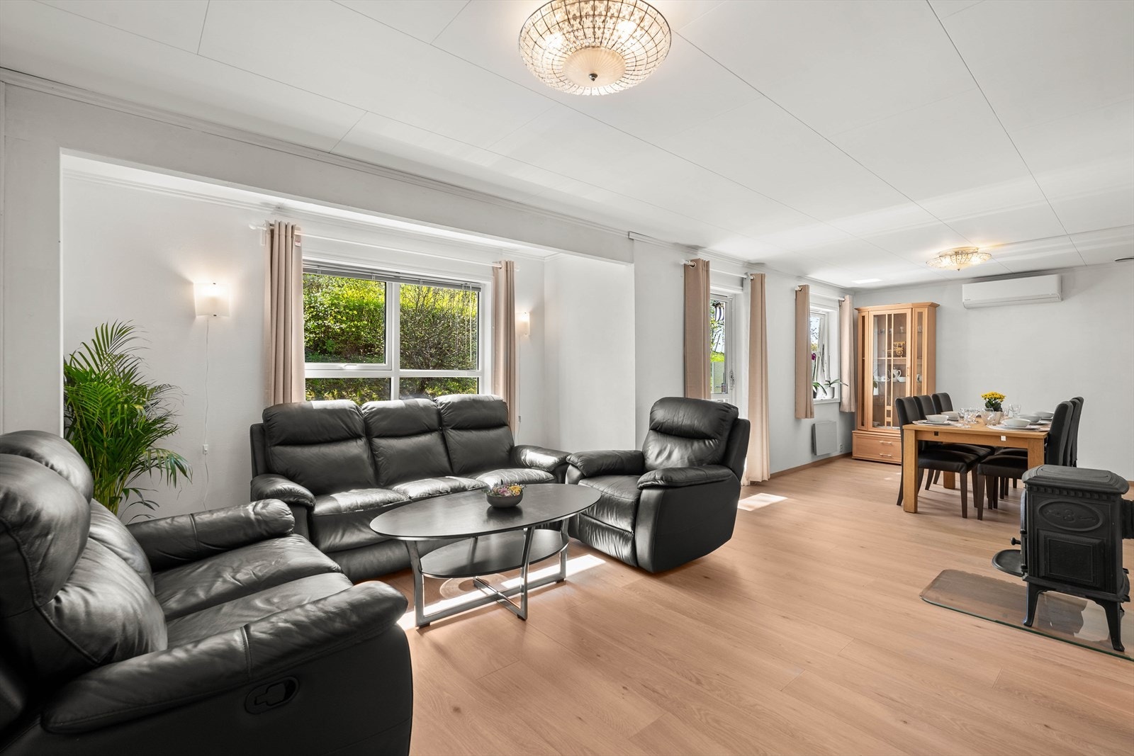 Boligen har en lys og trivelig stue med moderne overflater og god planløsning. Galleribilde