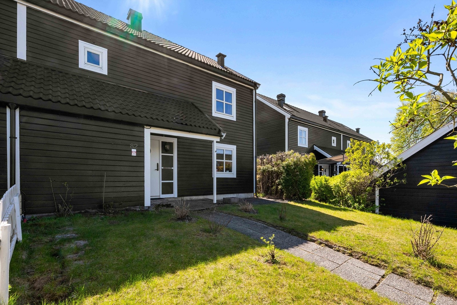 Det er også fine områder for lek og aktivitet i forkant av boligen. Du har i tillegg lekeplasser i nærområdet. Galleribilde