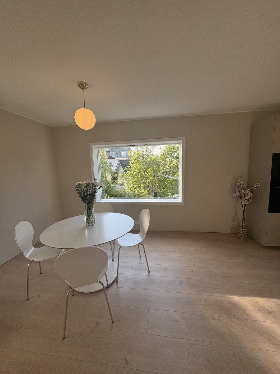 Stue med plass til sofa og tv-krok Galleribilde