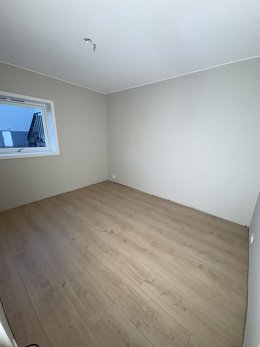 Soverom 2, lampe blir montert Galleribilde