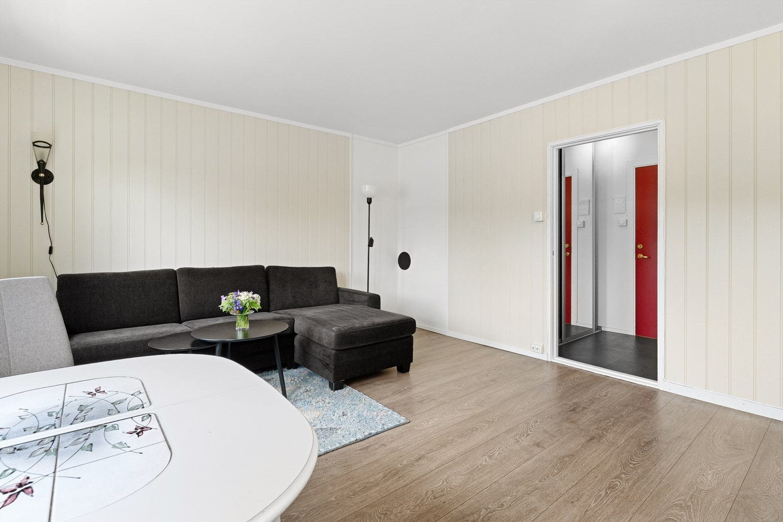 Leiligheten oppleves som lys med fine vindusflater som bringer godt med dagslys inn. Galleribilde