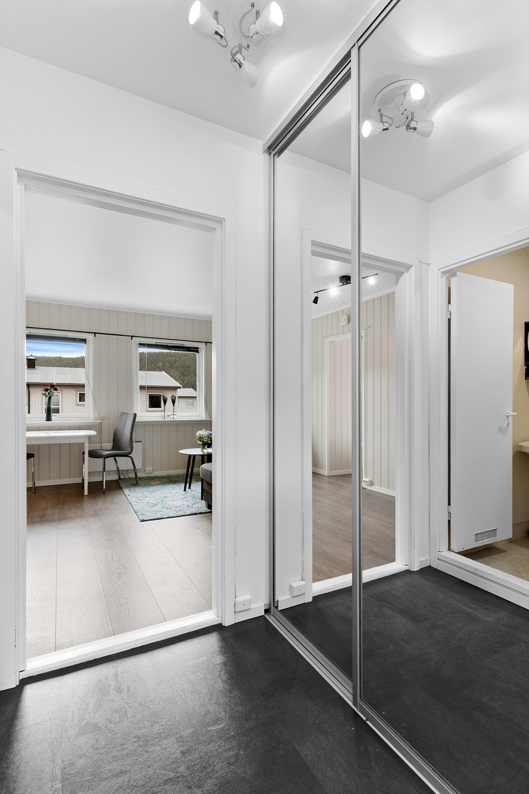 Velkommen inn til en hyggelig entré med skyvedørsgarderobe med god plass for oppheng av yttertøy og til å sette ifra seg sko. Galleribilde