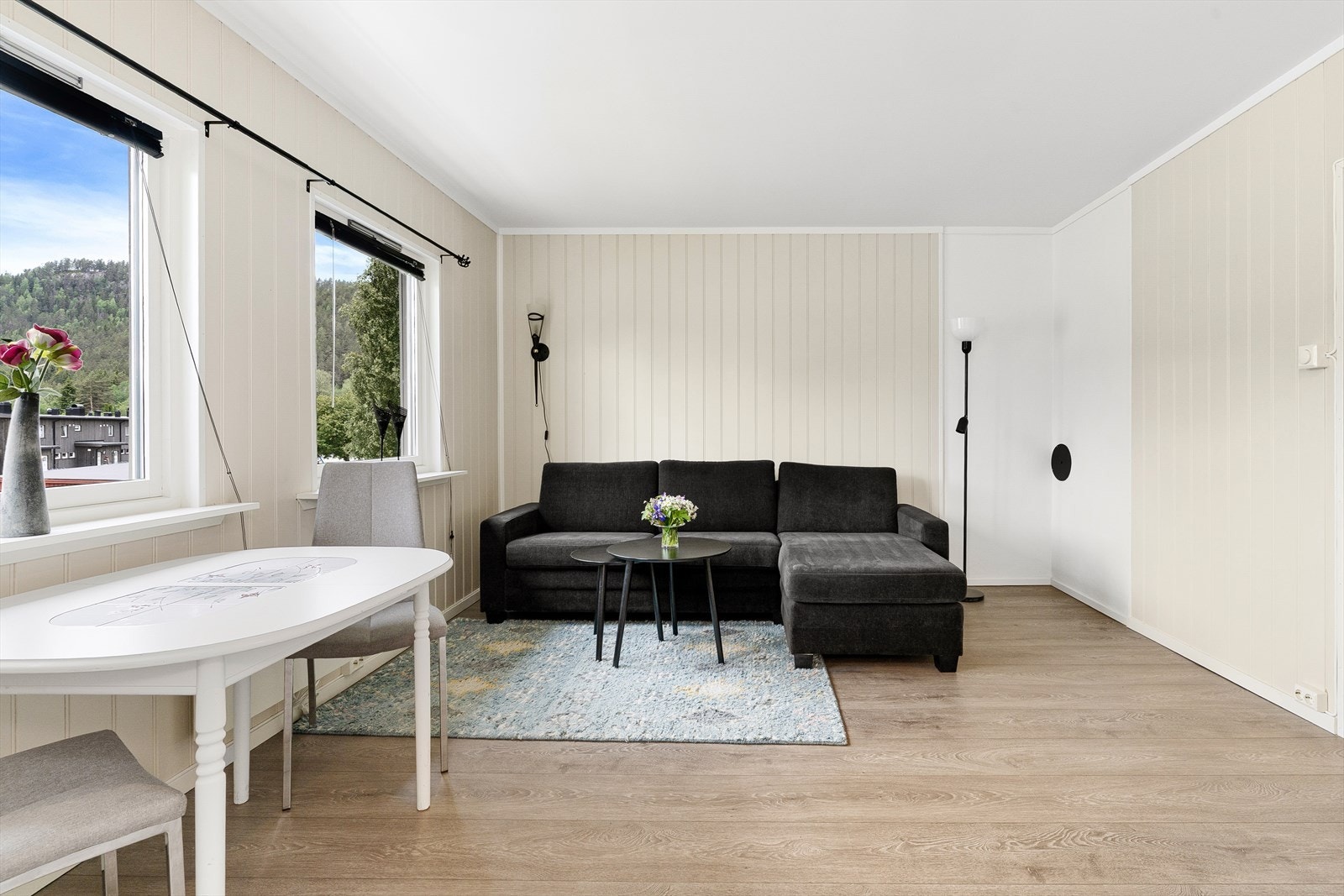 Stuen er arealeffektiv med mulighet for å innredet med sofakrok, spisebord og tv-møblement. Galleribilde