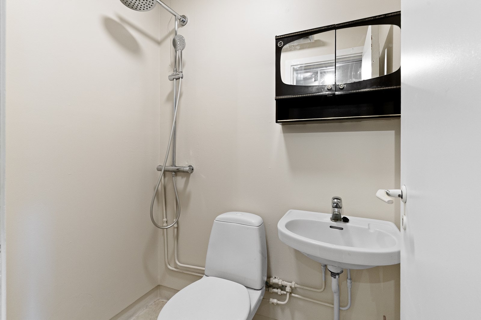 Bad med servant, wc og dusjløsning. Galleribilde