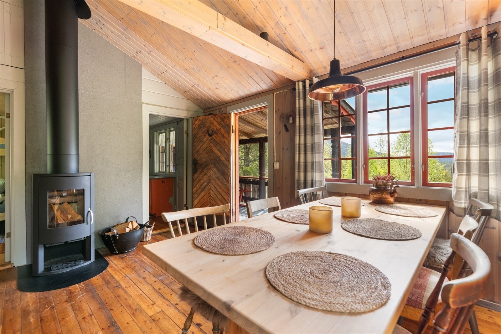 Hytta fremstår som en koselig fritidsbolig med innlagt strøm, snurredo og pumpedusj. Det er tregulv og panel på vegger.
Selges delvis møblert med senger, sofa og bord ol. Galleribilde