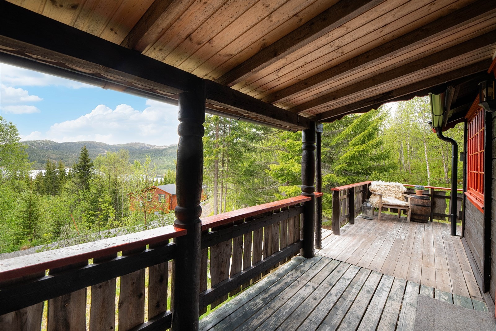 Beliggende i rolige og naturskjønne omgivelser i Bondal, noen minutters kjøring fra Tuddal med dagligvare.
Flotte turområder sommer som vinter. Galleribilde