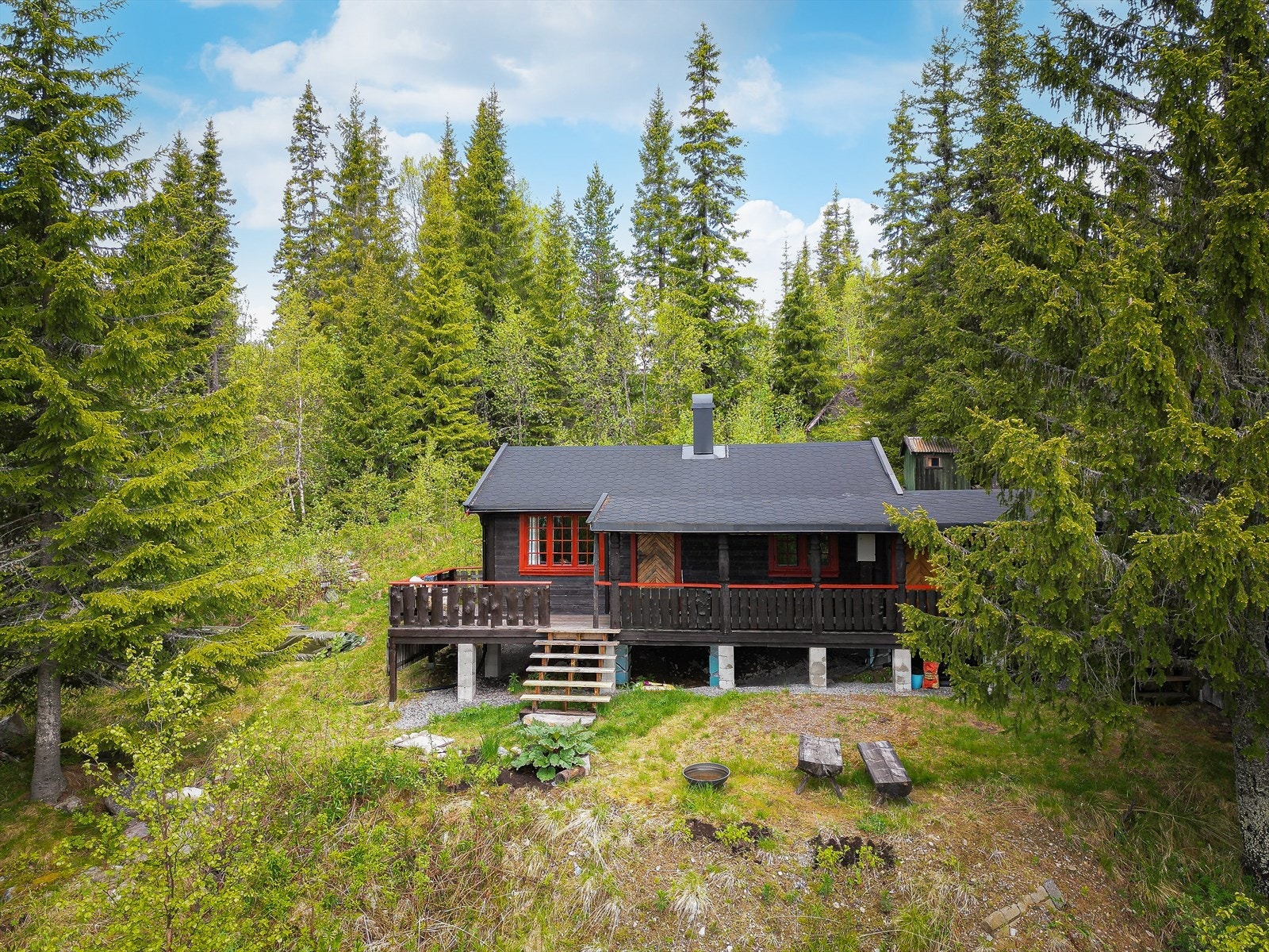 Tak med pipehatt er byttet i senere tid, samt taknedløp og takrenner i 2024. I 2023 ble det montert takstige.
Deler av hytta ble beiset utvendig i 2024/2025, og vinduer/sprosser i stue ble malt i 2025. Galleribilde