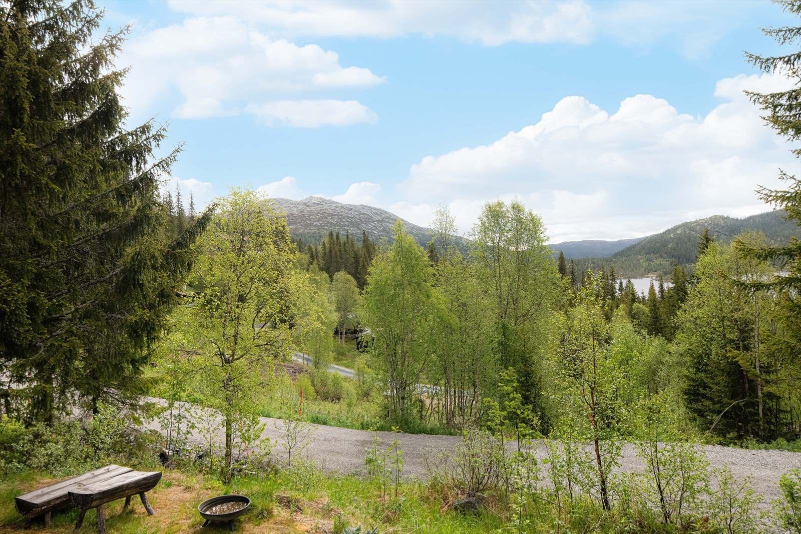 Hytta har en flott beliggenhet ca. 850 moh med nydelig utsikt mot Skinanvatnet og innover mot Vindeggen mm. Galleribilde