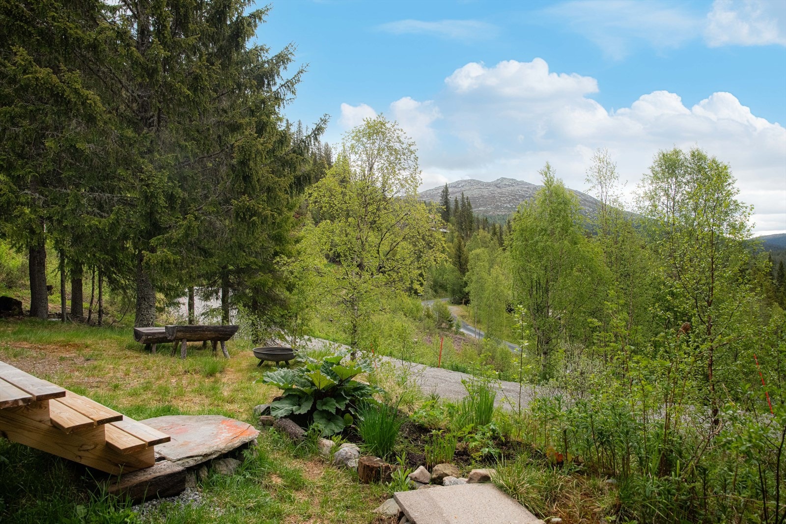 På tomten er det også tillaget en hyggelig bålplass og en liten kjøkkenhage. Galleribilde