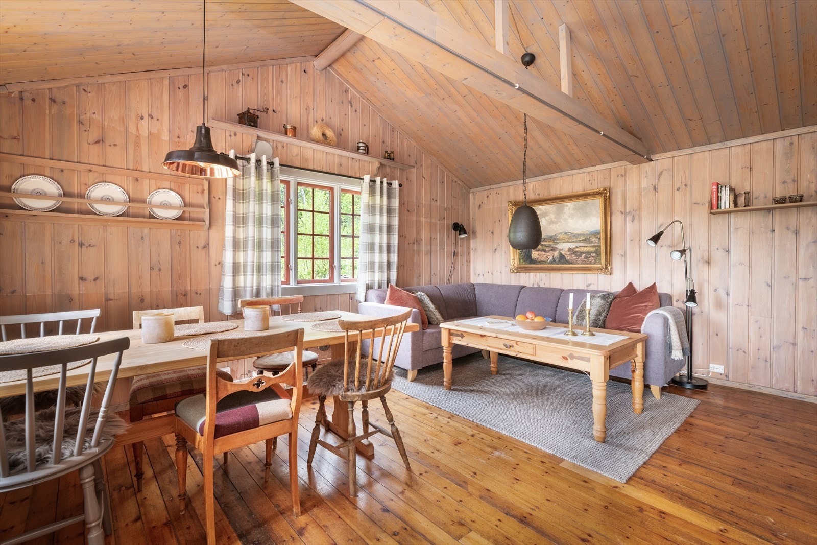 I stuen er tak beiset i 2024 og vegger i 2022 i en lun og fin nyanse. Galleribilde