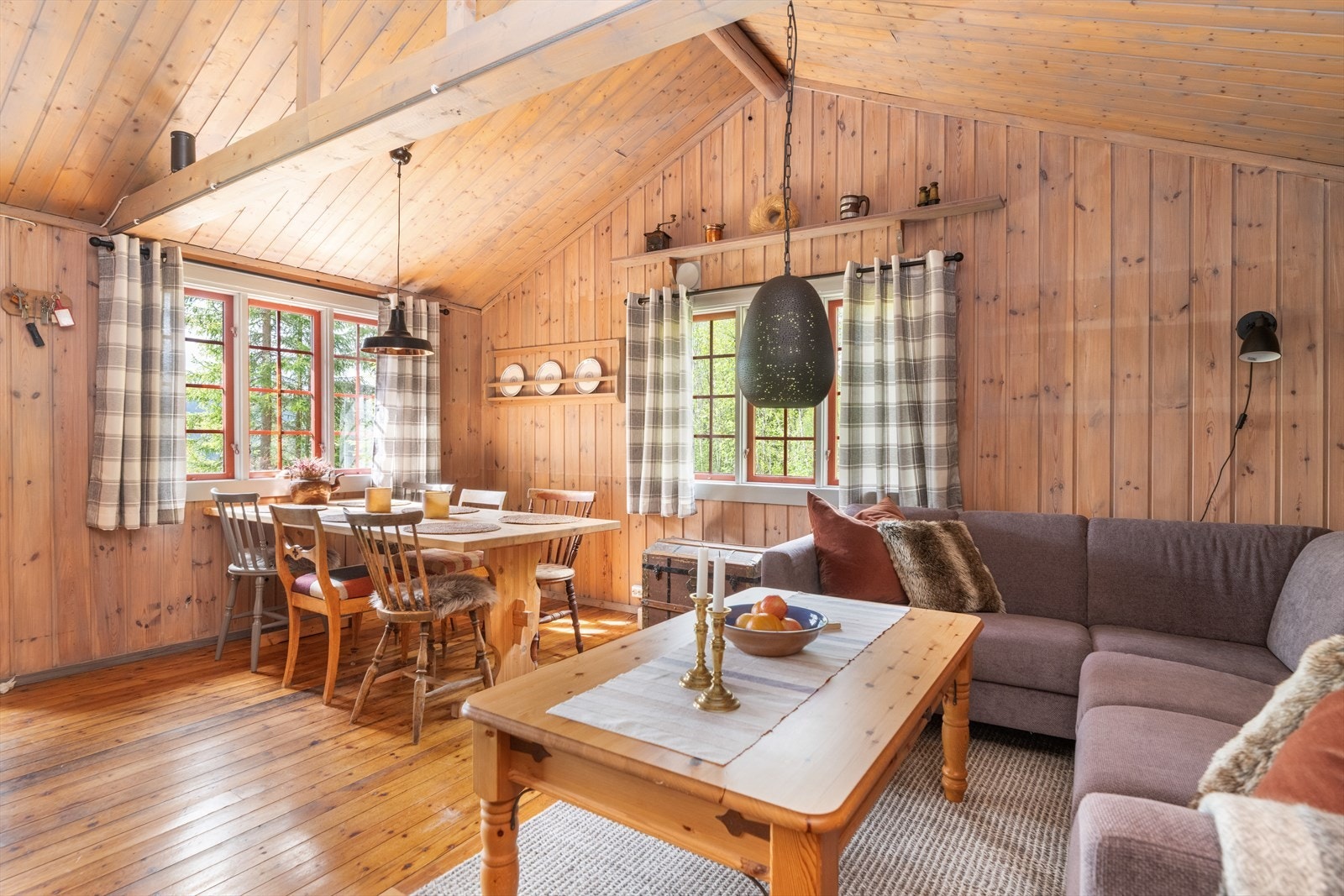 Stuen er lys og koselig med god takhøyde og god plass til sofagruppe og spisestuebord. Galleribilde