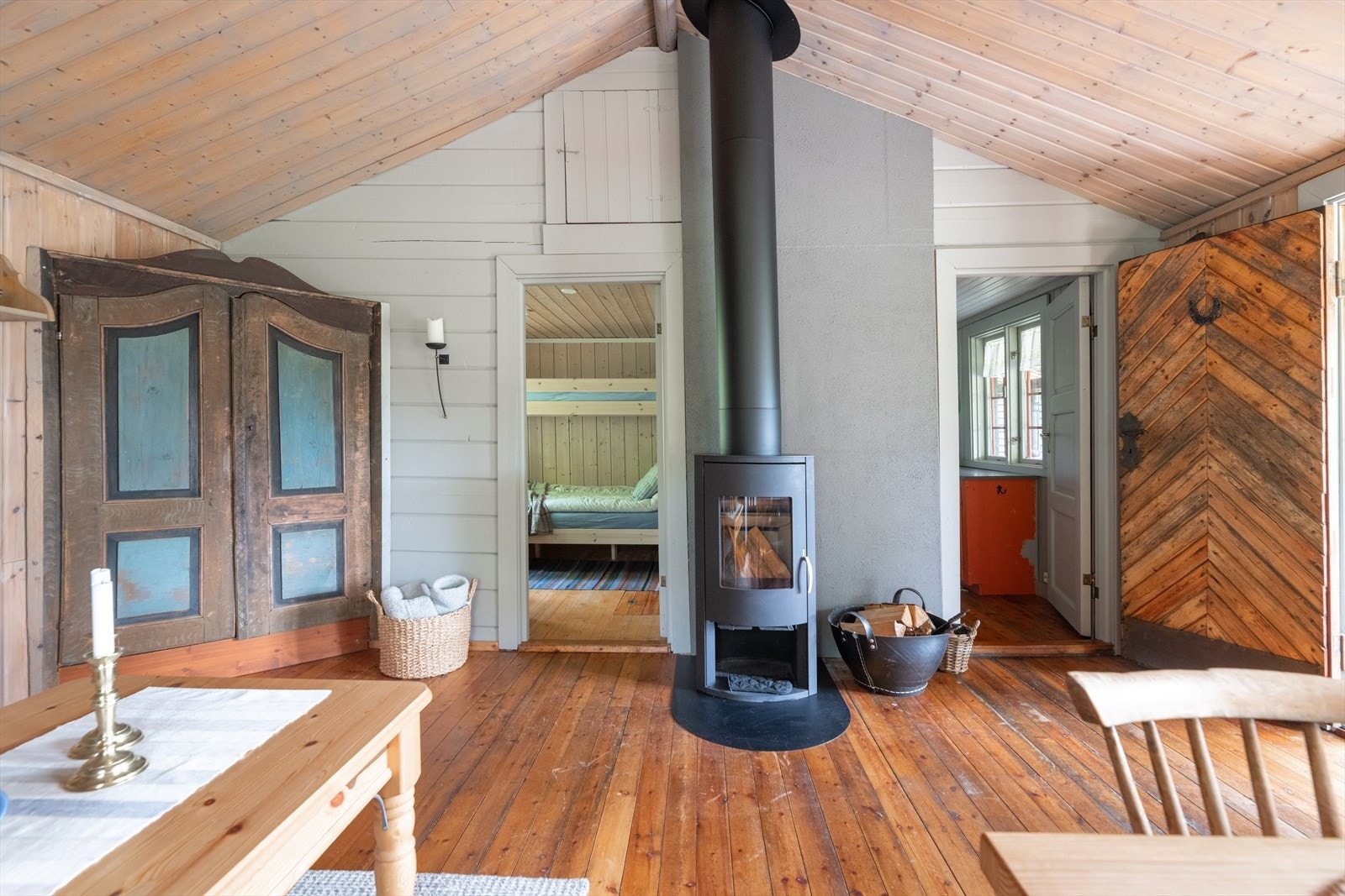 Det er satt inn vedovn og isolert stålpipe i 2021. Galleribilde