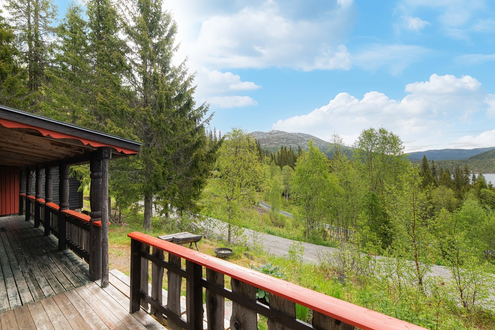 Eiendommen har en 848,90 kvm stor eiet tomt med naturlig vegetasjon. Fra tomten er det trapp opp til en romslig og delvis overbygget veranda på 18 kvm.
Trappen er ny i 2024. Galleribilde