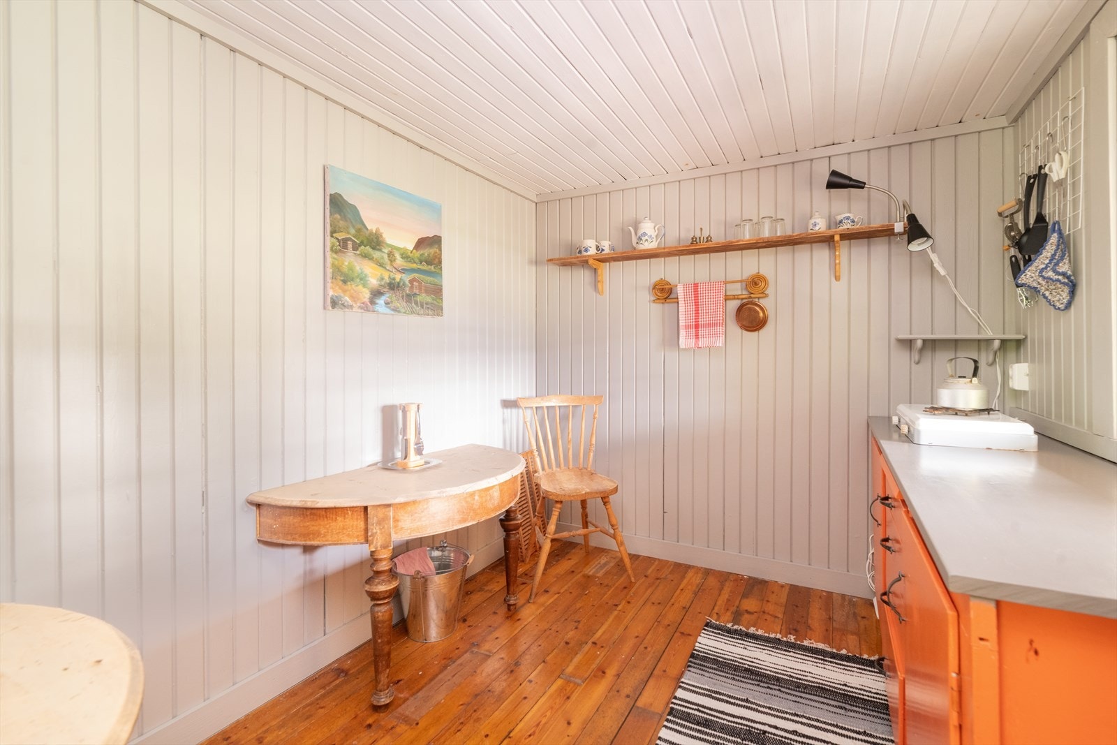 På kjøkkenet er det også plass til et lite kjøkkenbord. Galleribilde