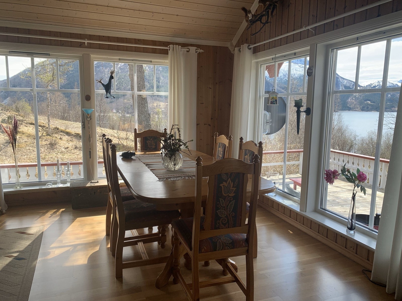 Spiseplass i nystua Galleribilde