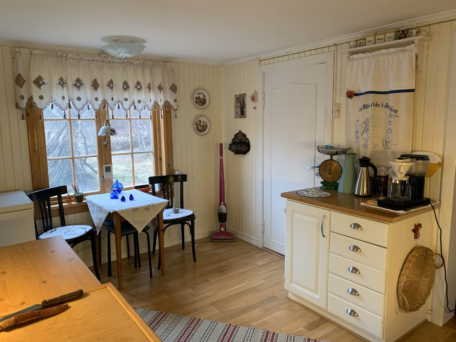 Kjøkken med inngang til badet Galleribilde