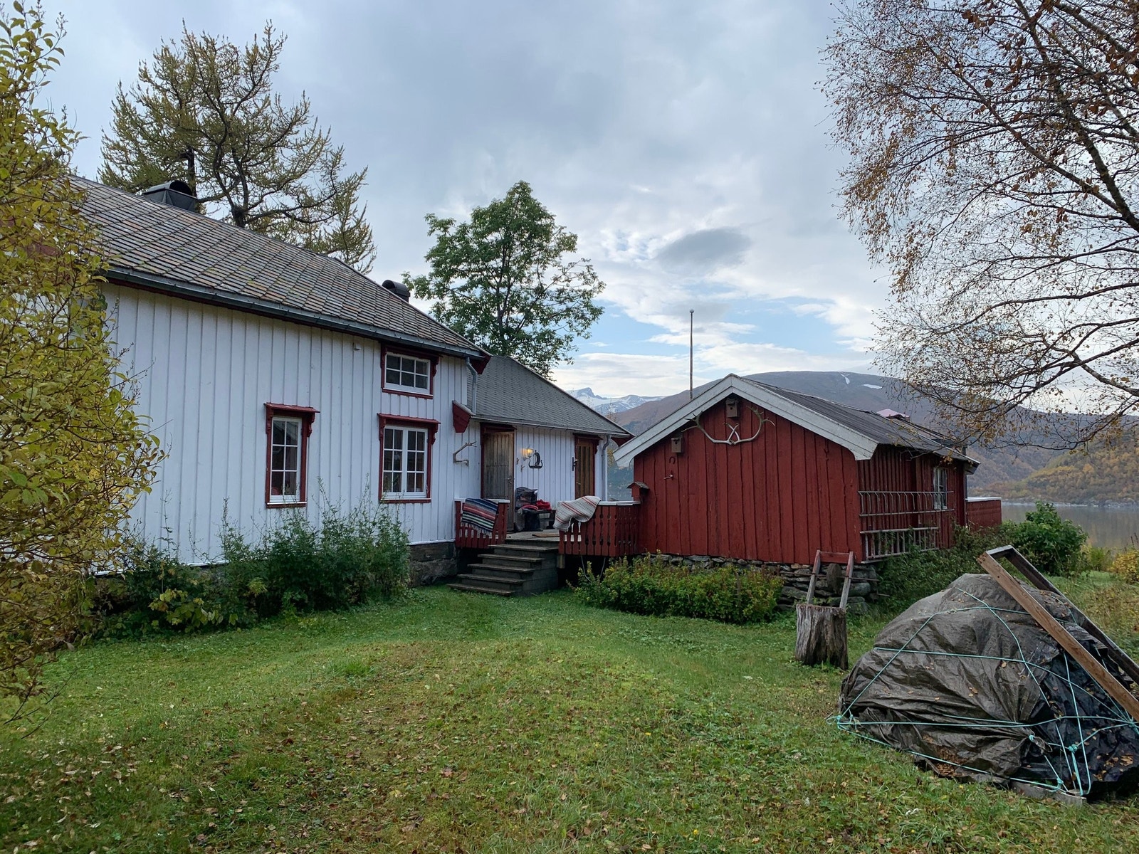 Uthuset ses til høyre Galleribilde