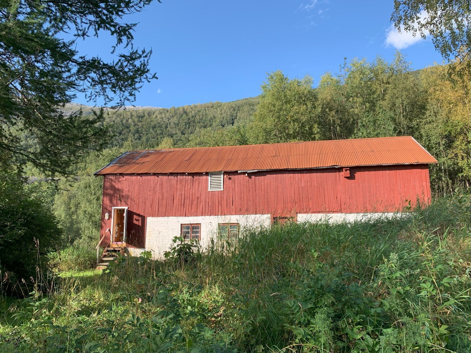 Stort fjøs med utedo Galleribilde