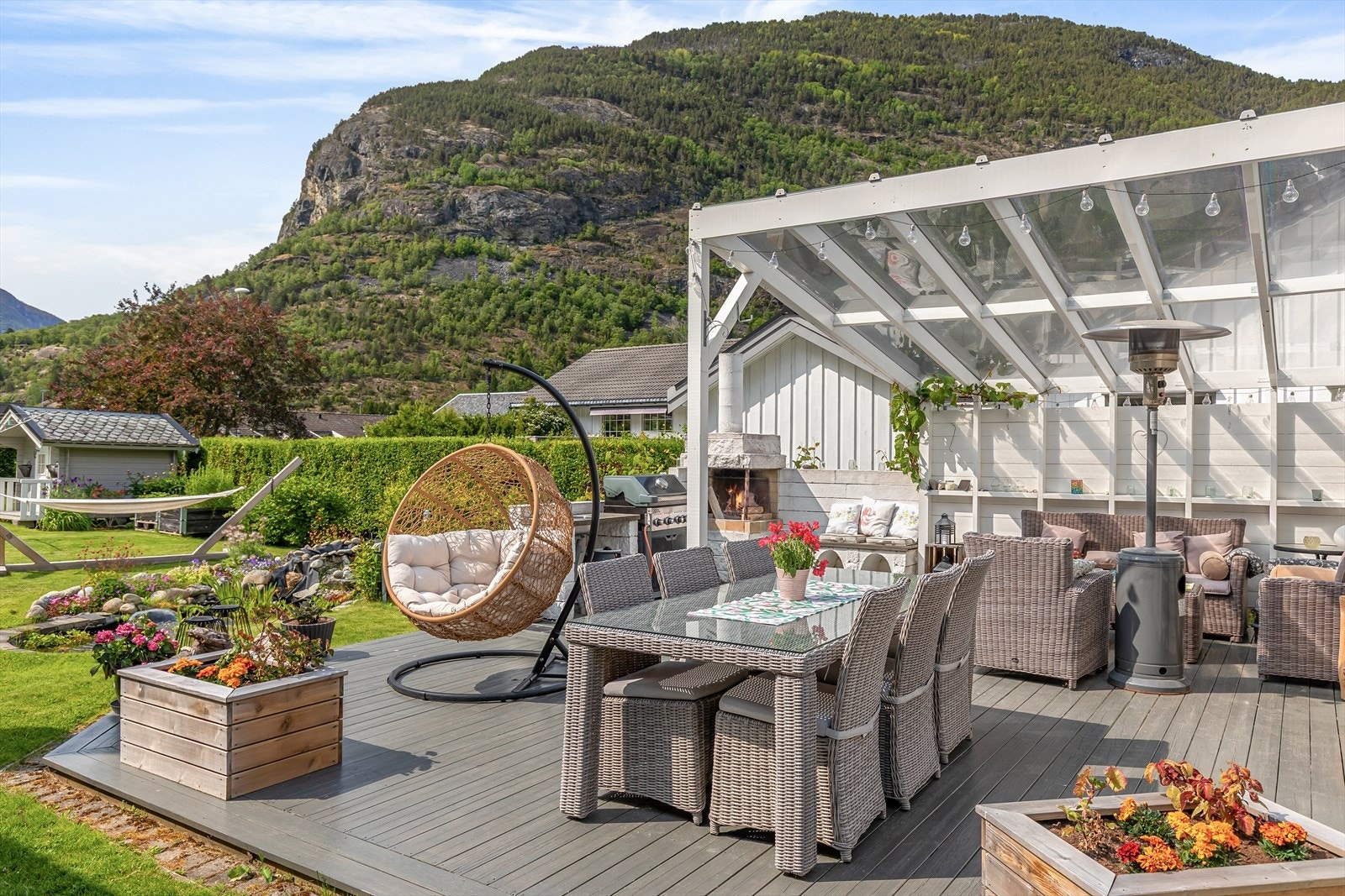 Verdien av hagen viser seg i at den ligg fint til, og solstrålane treff store deler av dagen midtsommars. Galleribilde