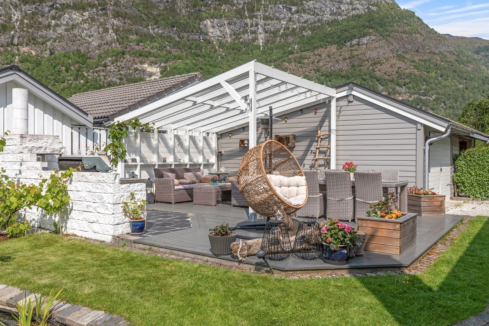 I hagen er det også opparbeida ein koseleg terrasse med fleire sitteplassar og takoverbygg. Galleribilde