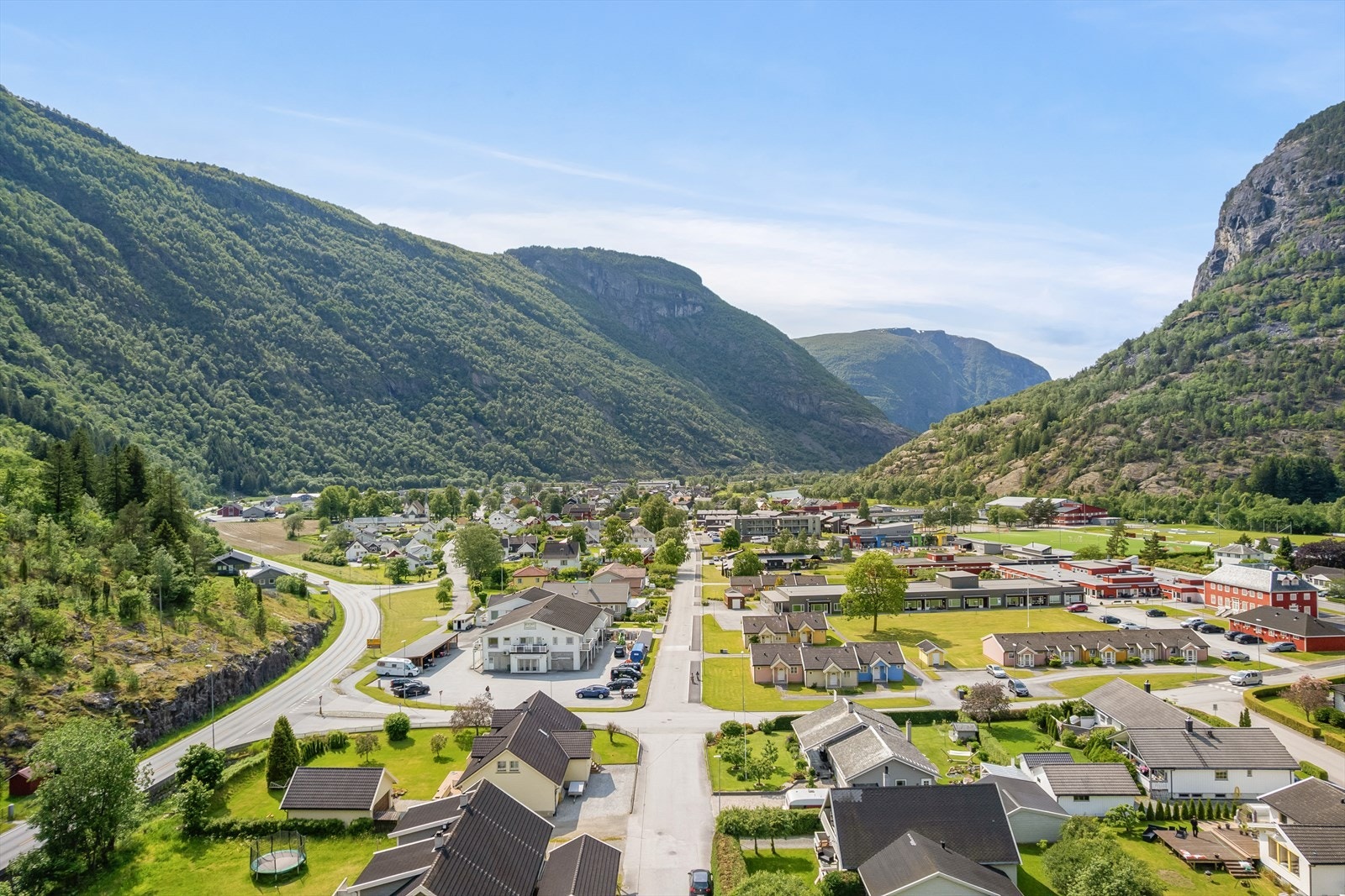 Eigedomen kan by på sol midtsommars frå ca kl. 06.00 på morgonen til sola går ned ca kl. 20:30. Galleribilde