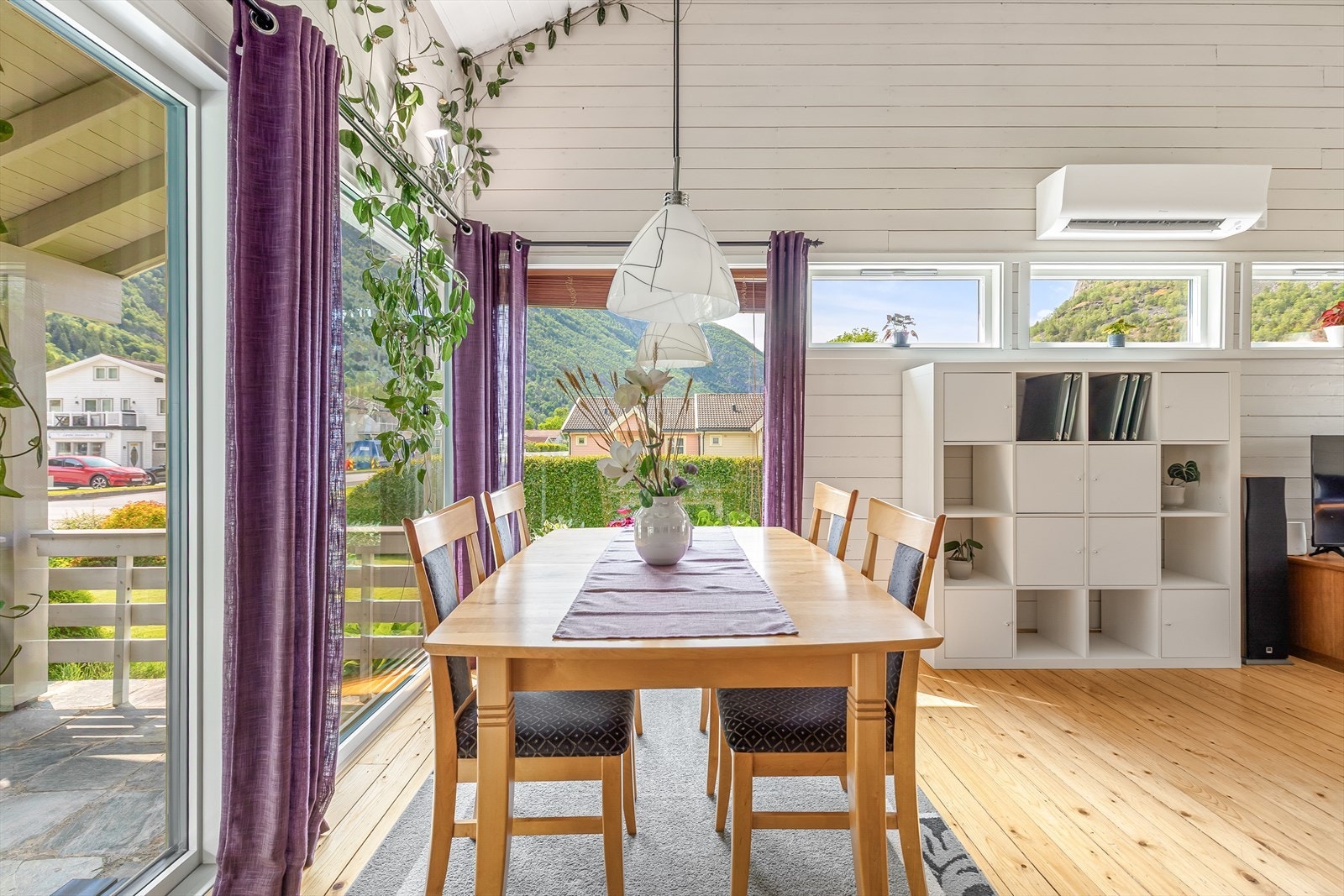 Ein har også plass til stort spisebord, der ein kan nyte mange fine sammenkomster med både familie og venner. Galleribilde