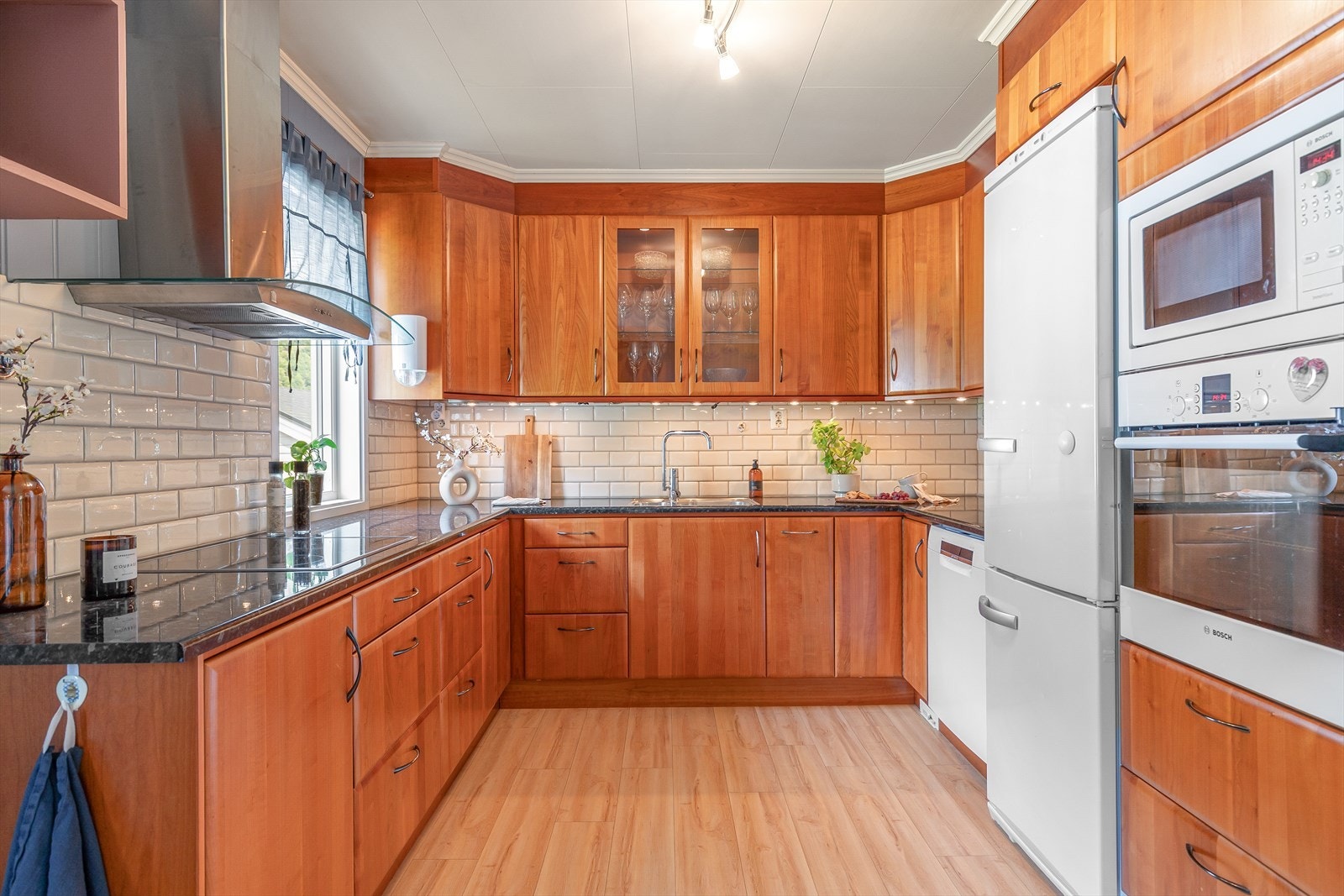 Kjøkken av heiltre frå drømmekjøkken oppført rundt 2007. Kjøkkenet har god skap- og benkeplass. Galleribilde