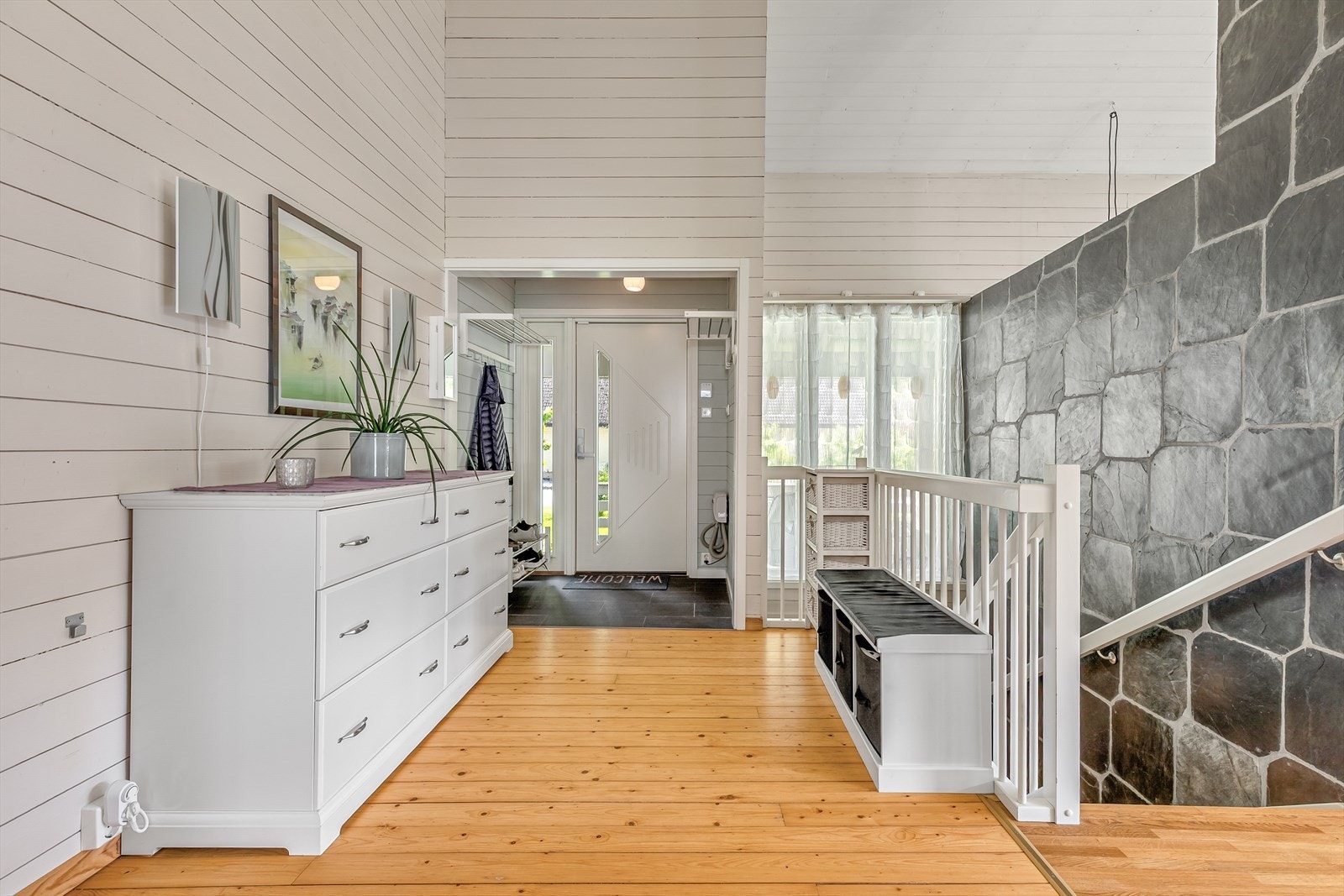 Frå stove/gang er det trappetilkomst til underetasjen. Galleribilde