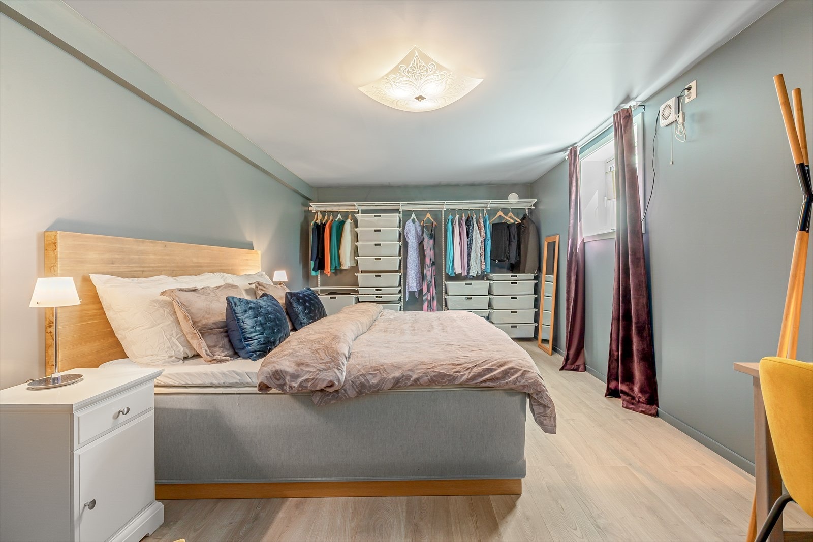 Hovudsoverom er romsleg med plass til seng og garderobe. Til opplysning er rommet godkjent som disponibelt rom, og ikkje godkjent for varig opphald. Galleribilde