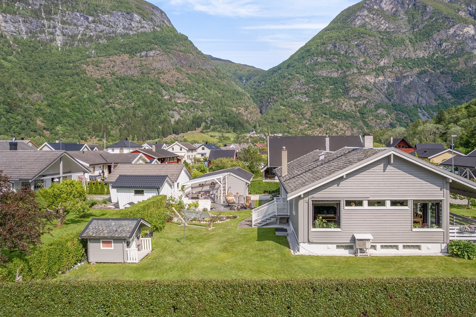 Solrik, frodig og pent opparbeida, med soner for både leik, avslapping og sosiale samankomstar. Galleribilde