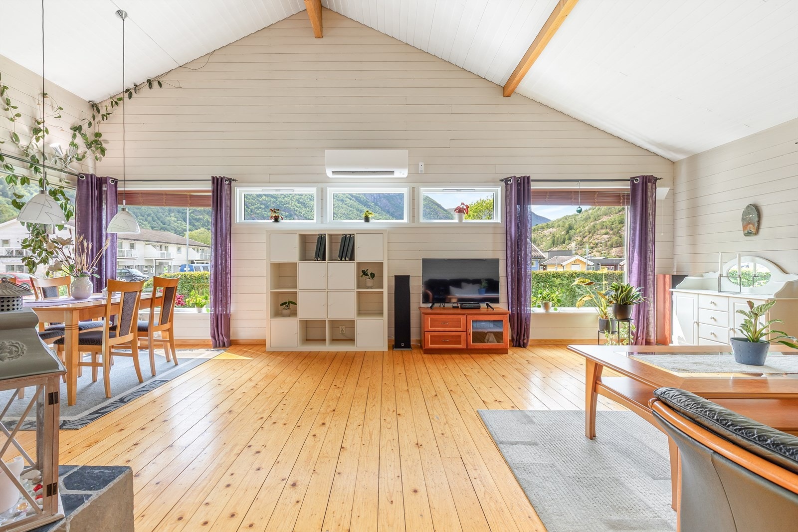 Romsleg stove med gode møbleringsmoglegheiter, der ein har plass til ein romsleg sofakrok med sitteplass i vindaugsposten. Galleribilde