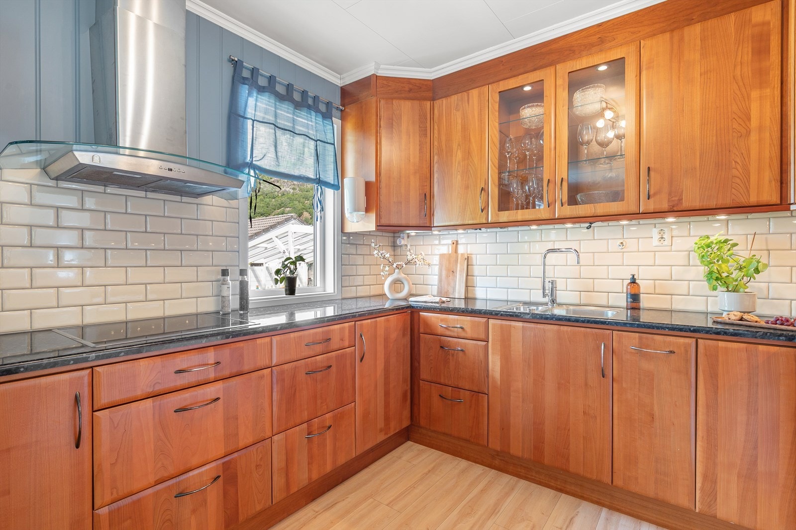 Av kvitevarer er det steikeovn, micro, platetopp, ventilator og kombi kjøl-/fryskeskap som medfølger handelen. Galleribilde